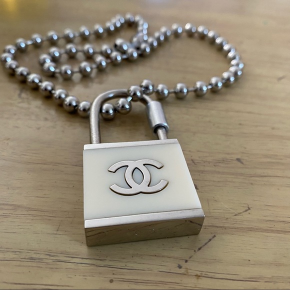 Chanel 02C padlock keychain - Picture 9 of 13
